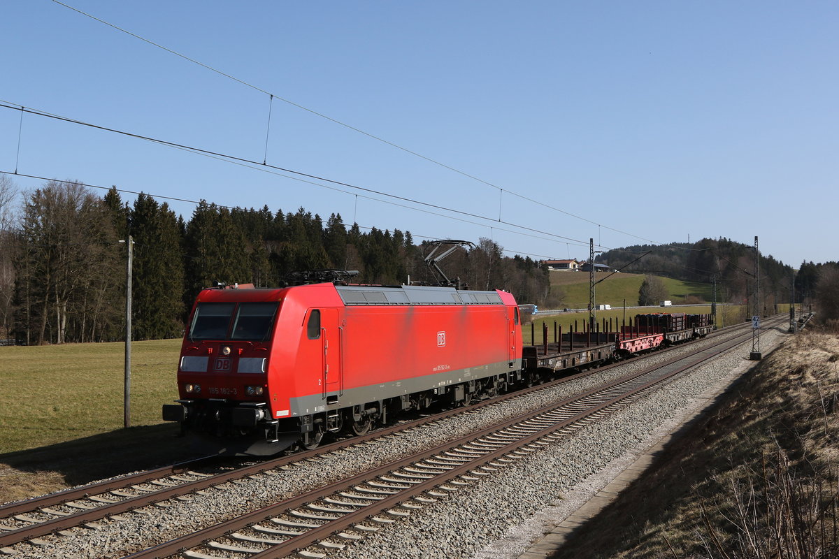 185 182 mit einem kurzen Stahlzug aus Freilassing kommend am 25. Februar 2021 bei Grabenstätt im Chiemgau.