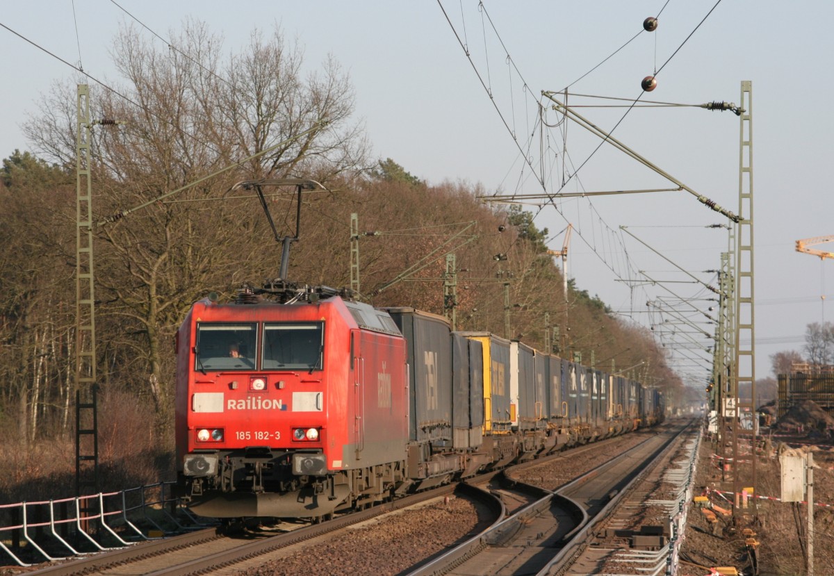 185 182 mit TEC 40008 (Gallarate–Taulov) am 29.03.2011 in Radbruch (aufgenommen vom Bahnsteigende)