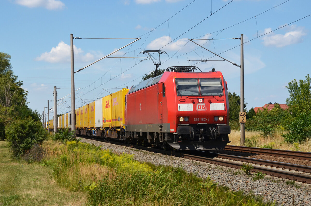 185 182 oblag am 31.07.22 die Bespannung des DHL-Containerzuges von Großbeeren nach Frankfurt(M) Hier rollt der Zug durch Greppin Richtung Bitterfeld.