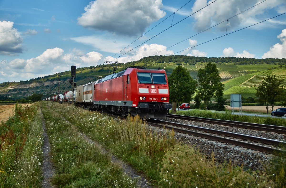 185 183-1 ist am 09.08.16 mit einen Containerzug in Richtung Süden unterwegs gesehen bei Thüngersheim.