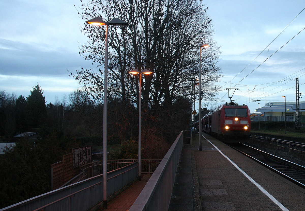 185 183-1 DB kommt die Kohlscheider-Rampe hoch aus Richtung Neuss,Herzogenrath mit einem langen Suzuki-Autozug aus Gelsenkirchen-Bismarck(D) nach Zeebrugge-Pelikaan(B) und fährt durch Kohlscheid in Richtung Richterich,Laurensberg,Aachen-West.
Bei Regenwolken am Morgen vom 11.1.2016.