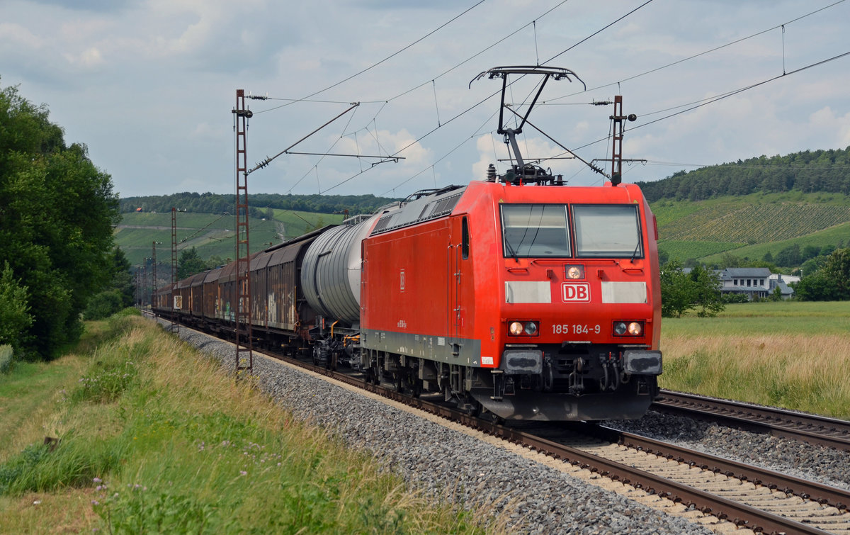 185 184 führte am 16.06.17 einen gemischten Güterzug, welcher fast nur aus Schiebewandwagen bestand, durch Retzbach-Zellingen Richtung Würzburg.
