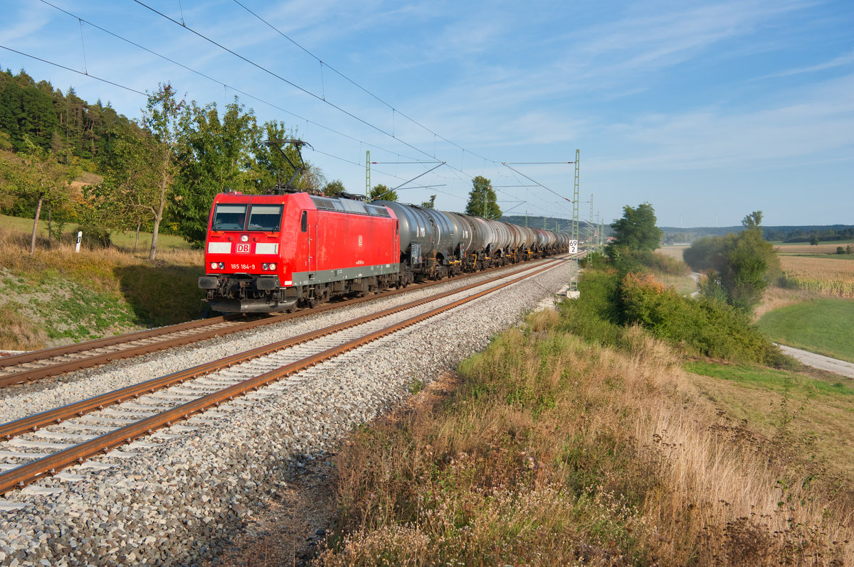 185 184 mit einem Kesselwagenzug bei Oberdachstetten Richtung Würzburg, 19.09.2019