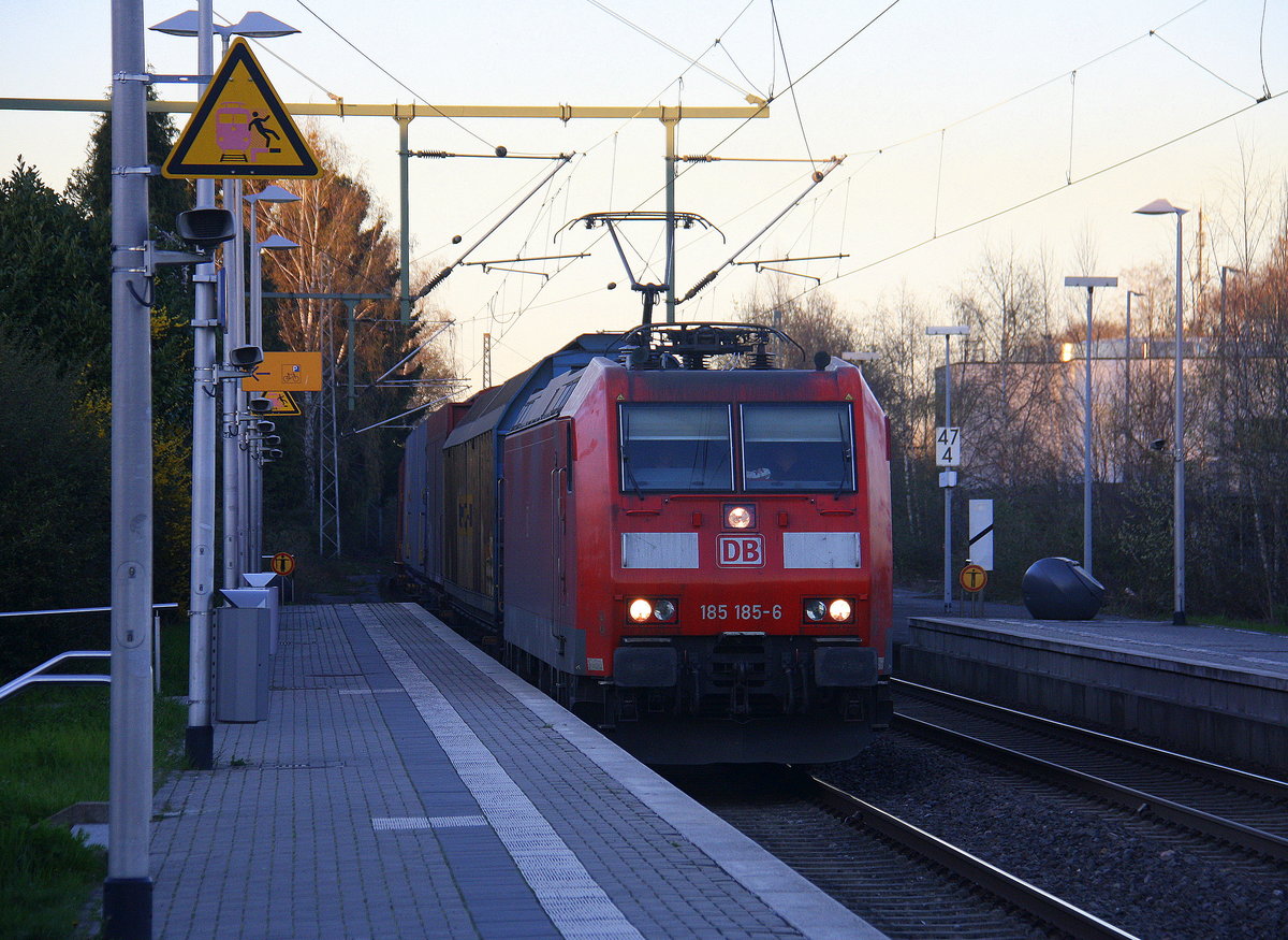 185 185-6 DB kommt als Umleiter mit einem langen Auto-Logistik-Zug aus Norddeutschland nach Aachen-West(D) und kommt aus Richtung Mönchengladbach-Hbf,Rheydt-Hbf,Wickrath,Beckrath,Herrath und fährt durch Erkelenz in Richtung Baal,Hückelhoven-Baal,Brachelen,Lindern,Süggerrath,Geilenkirchen,Frelenberg,Zweibrüggen,Übach-Palenberg,Rimburg,Finkenrath,Hofstadt,Herzogenrath, Kohlscheid,Richterich,Laurensberg,Aachen-West. 
Aufgenommen vom Bahnsteig 1 in Erkelenz.
In der Abendstimmung am Abend vom 27.3.2017. 