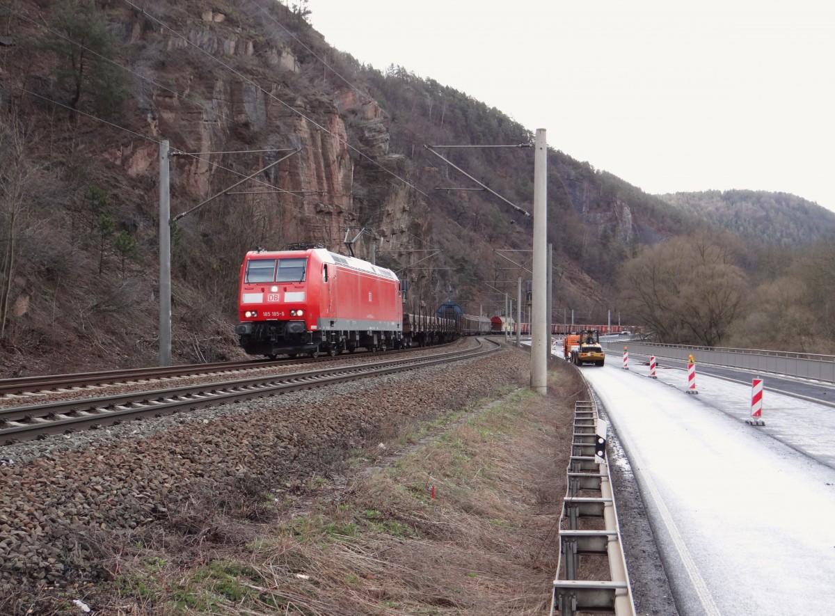 185 185-6 zu sehen am 02.04.15 In der Einfahrt von Saalfeld/Saale.