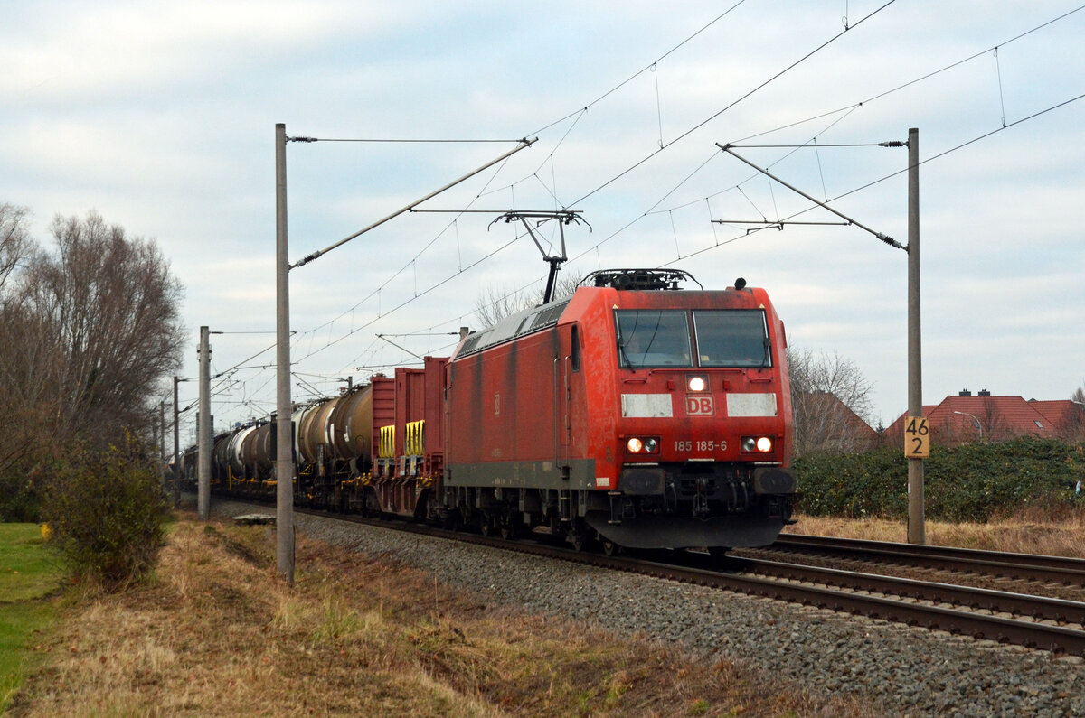 185 185 führte am 10.12.21 einen gemischten Güterzug durch Greppin Richtung Bitterfeld.