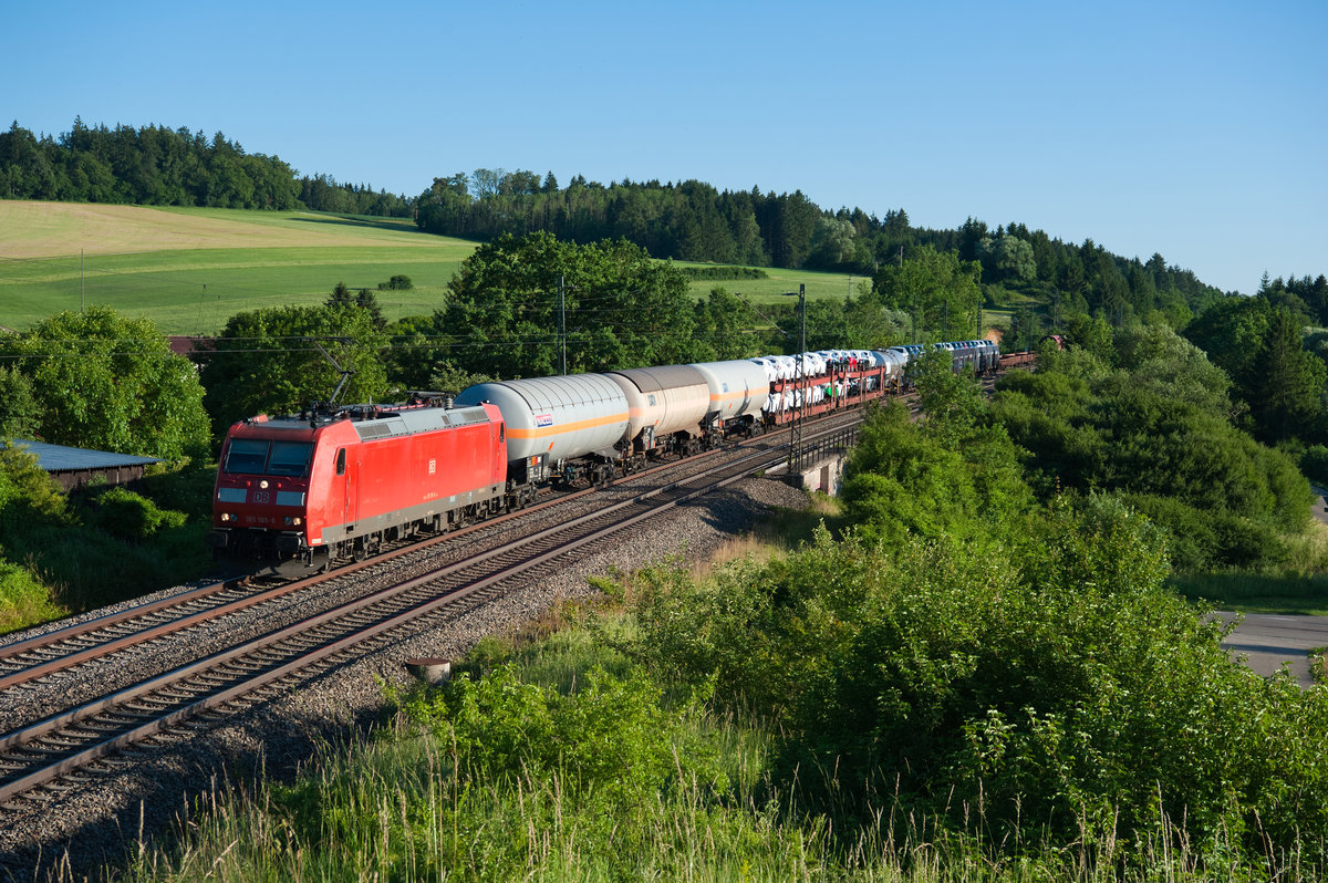 185 185 mit einem gemischten Güterzug bei Otting-Weilheim Richtung Treuchtlingen, 28.06.2019