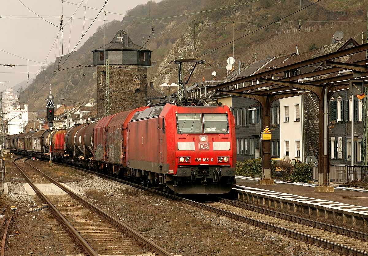 185 185 zieht mit gemischtem Güterzug durch Kaub. 16.03.2022