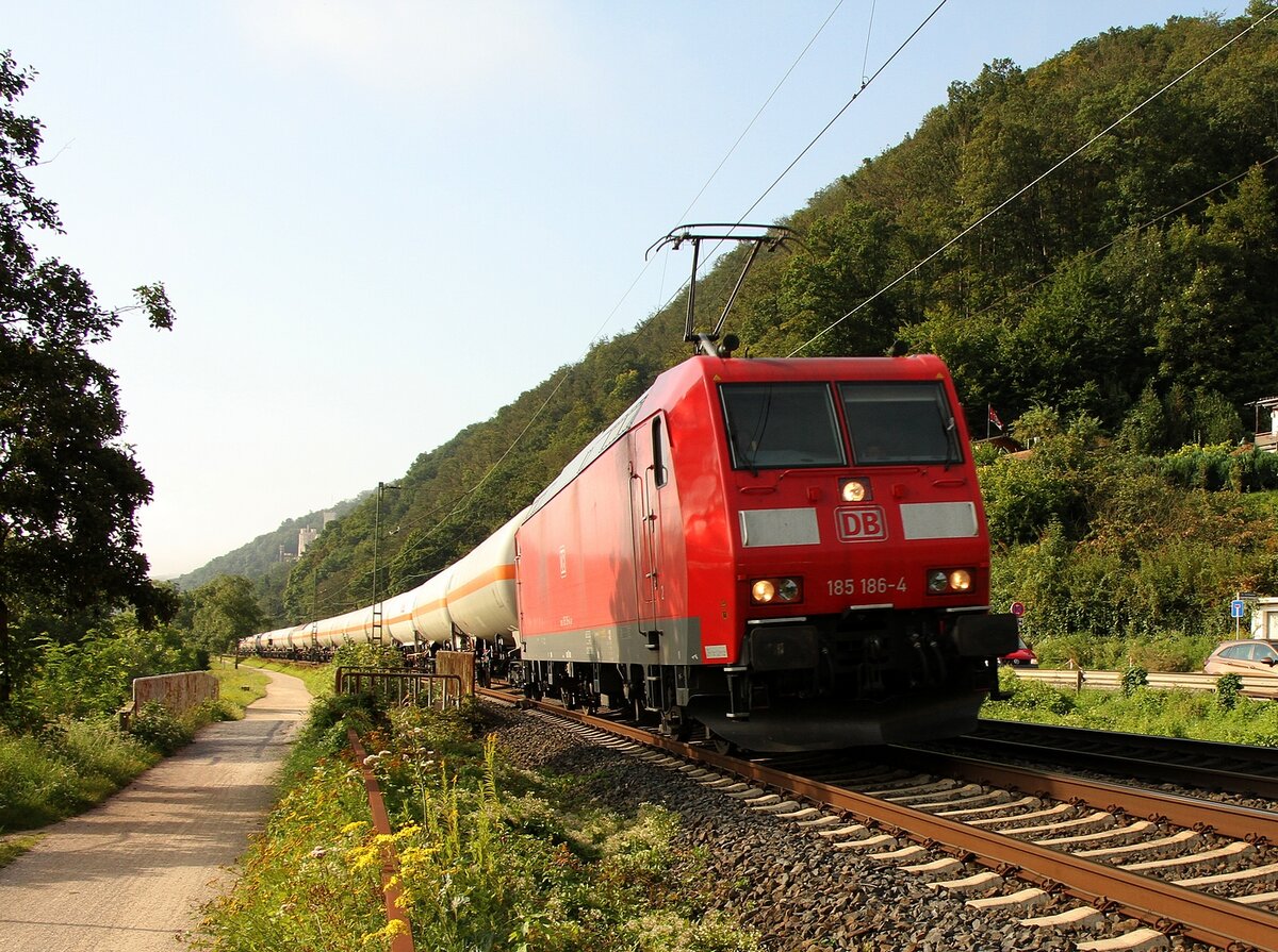 185 186 bei morgendlichem Streiflicht mit Kesselwagen nahe Stolzenfels auf der linken Rheinseite am 21.08.2021