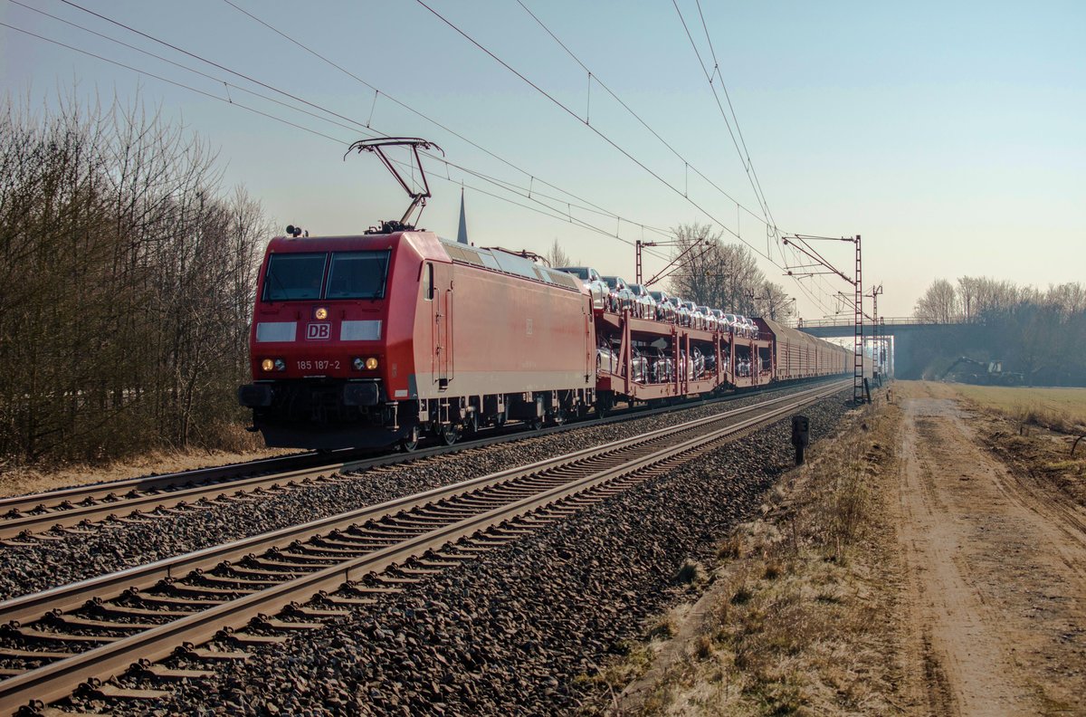 185 187-2 ist am 15.02.2017 mit einen Autozug bei Thüngersheim zu sehen.