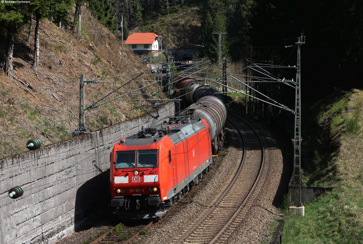 185 187-2 mit dem GC 60483 (Villingen(Schwarzw)-Karlsruhe Raffiniere) bei Nußbach 12.4.17