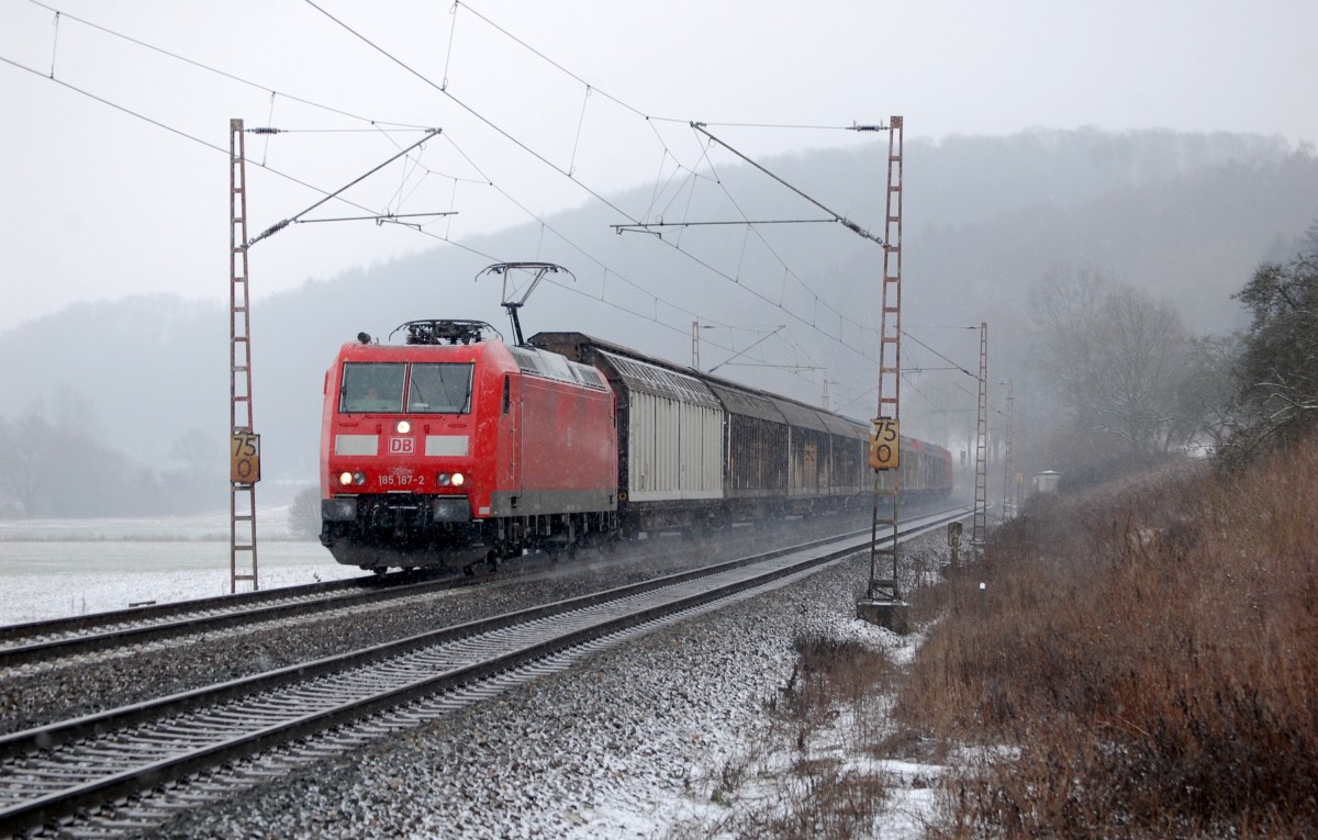 185 187-2 mit GA 60025 Braunschweig Rbf – Kassel Rbf, am 09.02.2013 bei Einbeck-Salzderhelden