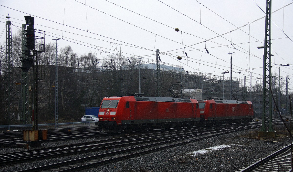 185 187-2,185 056-9 beide von DB rangiern in Aachen-West.
Aufgenommen vom Bahnsteig in Aachen-West bei leichtem Schneefall am Nachmittag vom 1.2.2015.
Und das ist mein 4100tes Bahnbild bei http://WWW.Bahnbilder de
