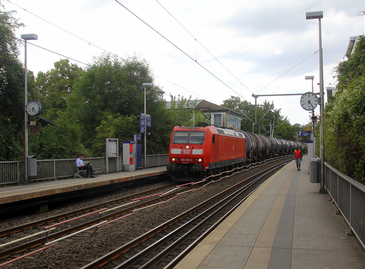 185 188-0 DB kommt aus Richtung Aachen-West mit einem Ölzug aus Antwerpen-Petrol(B) nach 	Stuttgart-Hafen(D) und fährt durch Aachen-Schanz in Richtung Aachen-Hbf,Aachen-Rothe-Erde,Stolberg-Hbf(Rheinland)Eschweiler-Hbf,Langerwehe,Düren,Merzenich,Buir,Horrem,Kerpen-Köln-Ehrenfeld,Köln-West,Köln-Süd. 
Aufgenommen vom Bahnsteig von Aachen-Schanz.
Bei Wolken am 2.7.2019.