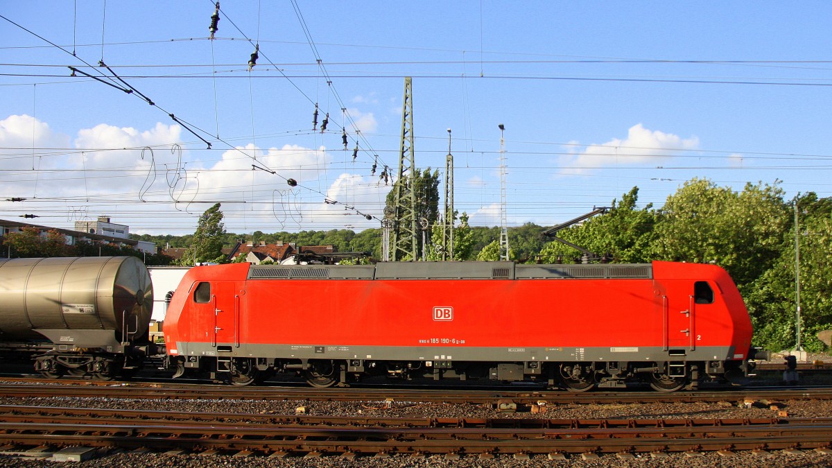 185 190-6 DB  fährt mit einem langen Kesselzug aus Antwerpen-Noord(B) nach Burghausen(D) bei der Ausfahrt aus Aachen-West und fährt in Richtung Aachen-Schanz,Aachen-Hbf,Köln. Aufgenommen vom Bahnsteig in Aachen-West bei Sonne und Regenwolken am Abend vom 9.5.2014.