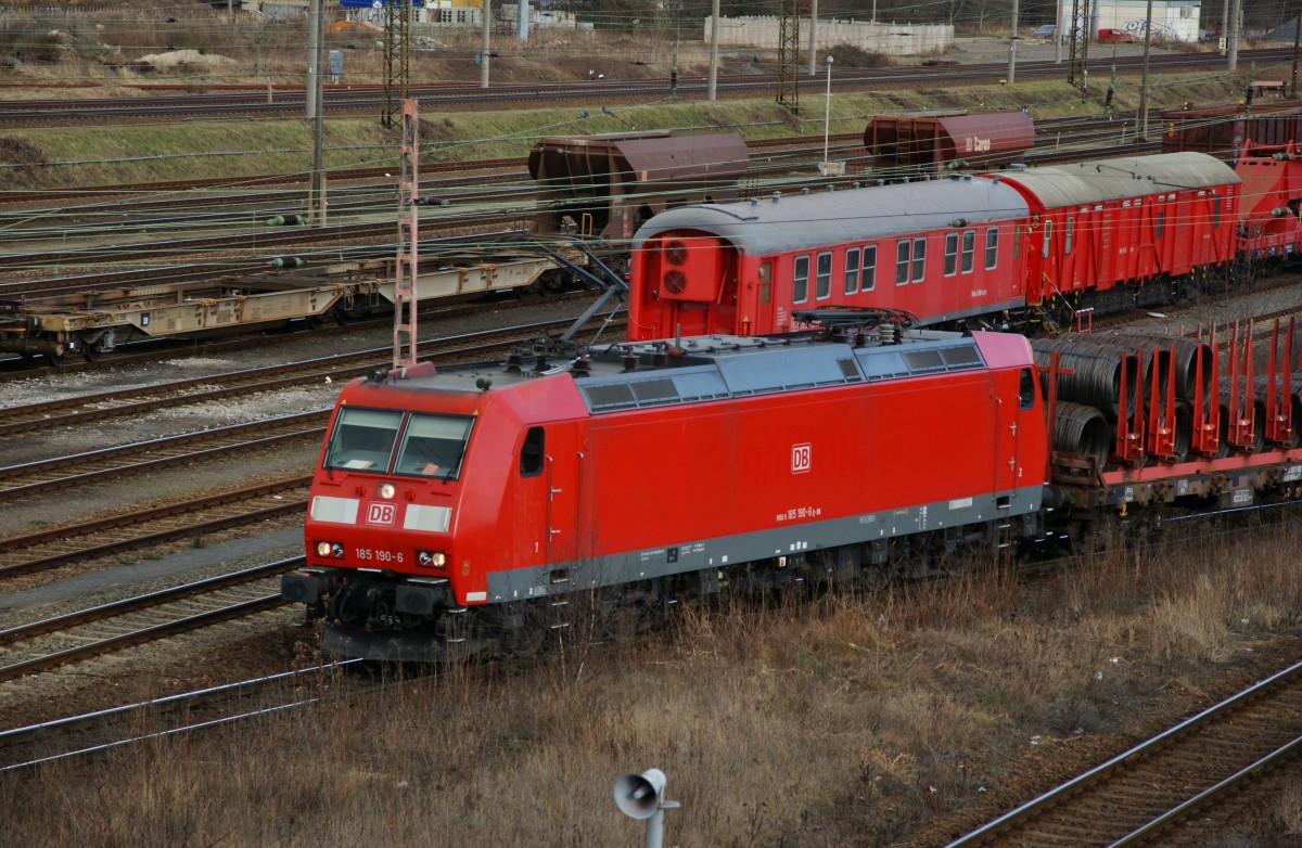 185 190-6 durchfährt mit einen gemischten Güterzug den Güterbahnhof von Engelsdorf/Lpz. am 22.02.14.