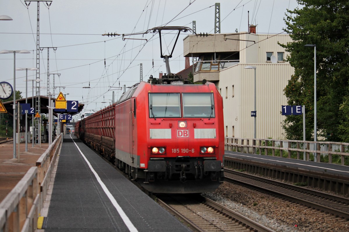 185 190-6 mit einem gemischten Güterzug am 25.07.2014 in Müllheim (Baden) gen Basel.