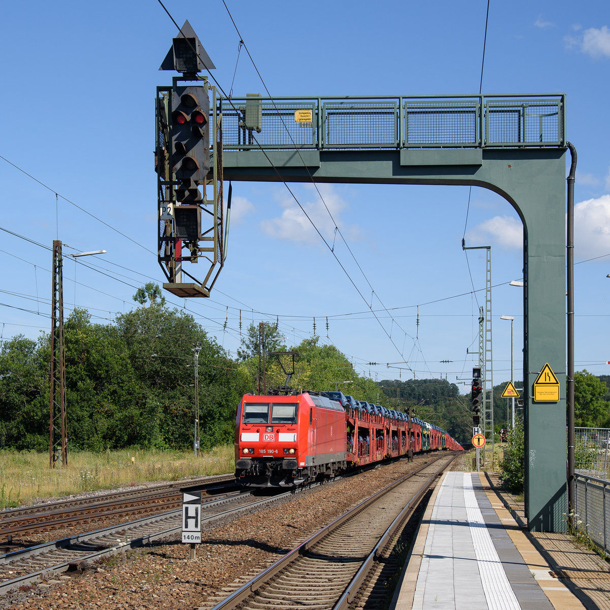 185 190 mit einem Autozug Mercedes die Steige rauf kommend in Richtung Ulm.(Amstetten(Württ.)18.7.2020)