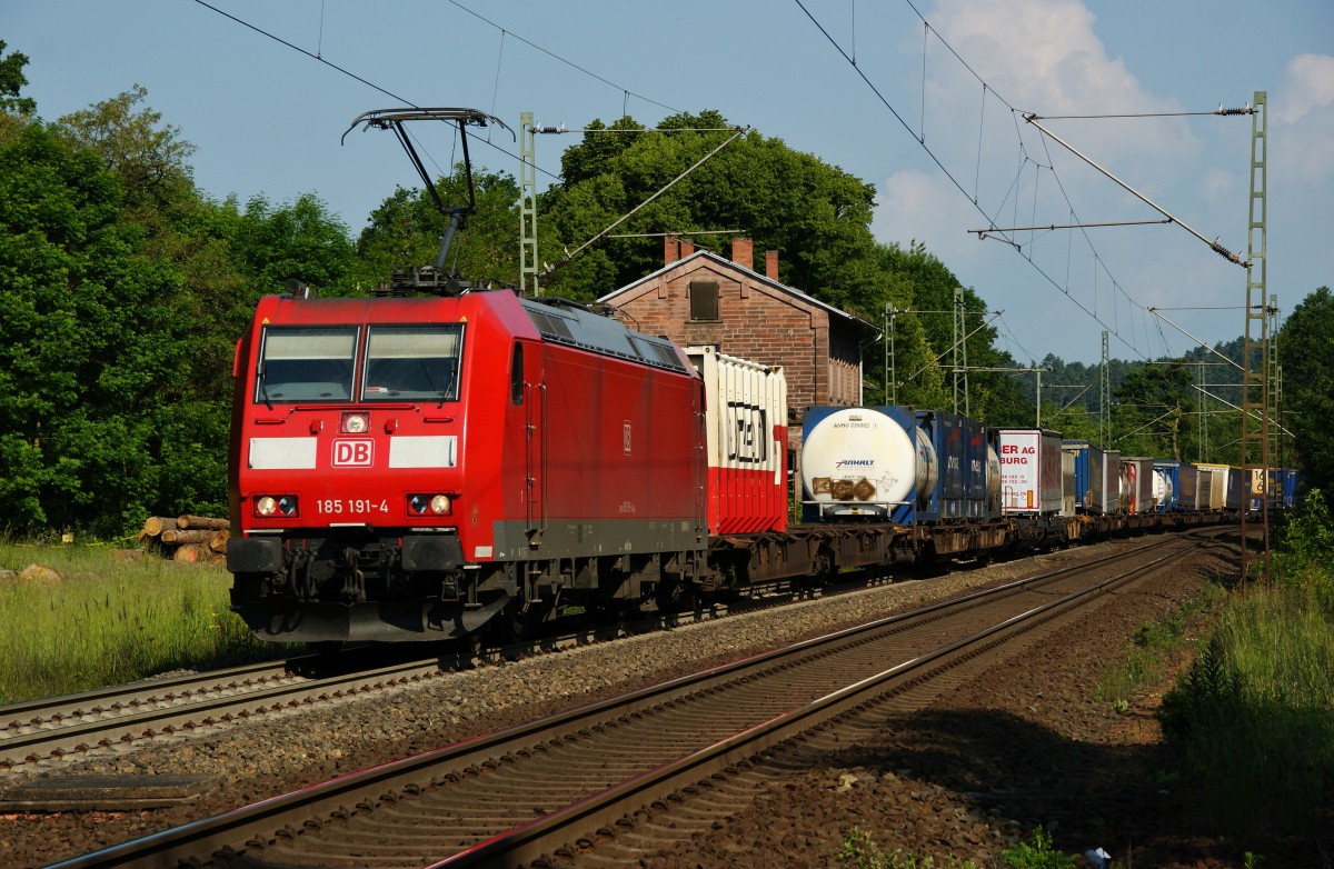 185 191-4 mit einen Aufliegerzug bei Vollmerz am 03.06.14.