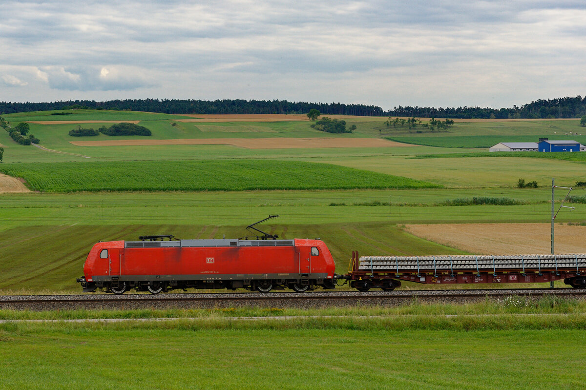 185 191 DB Cargo mit einem Schwellenzug bei Oberdachstetten Richtung Ansbach, 17.07.2020
