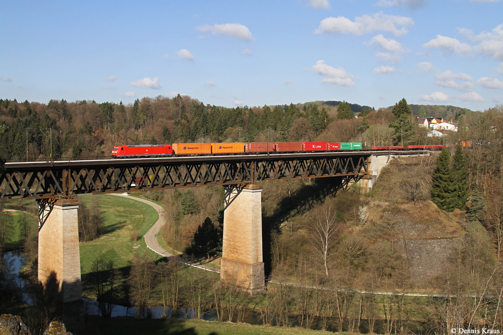 185 191 mit Containerzug am 18.04.2015 bei Beratzhausen.