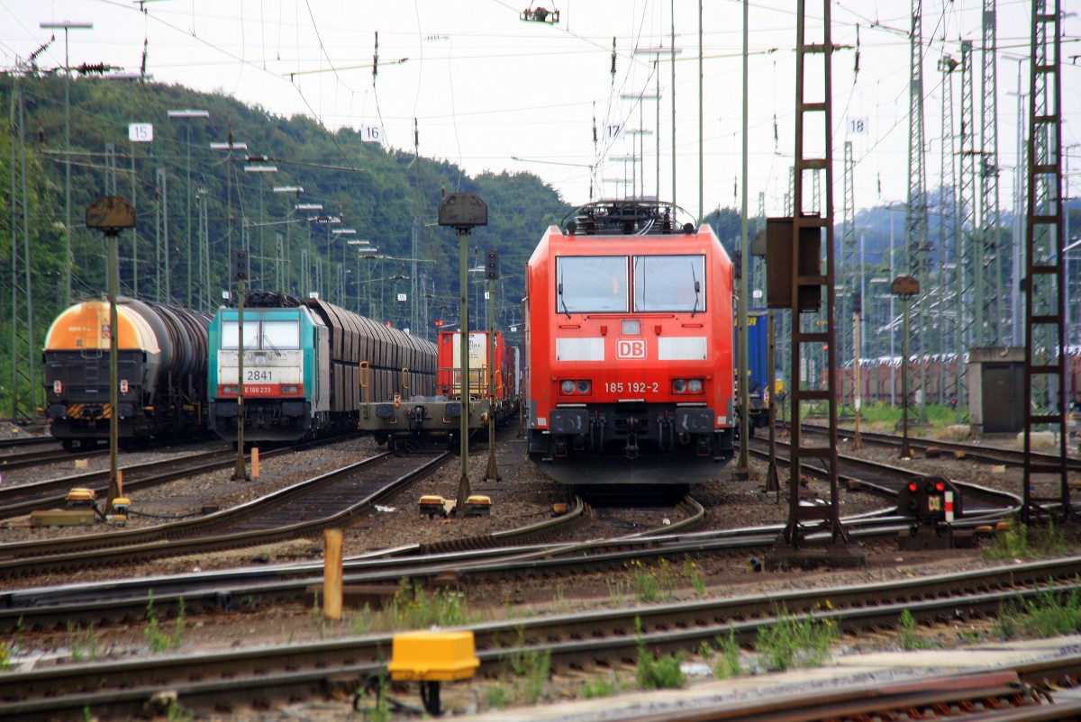 185 192-2 und 185 156-7 beide von DB stehen in Aachen-West mit einem langen lzug aus Antwerpen-Petrol(B) nach Basel(CH) und warten auf die Abefahrt nach Kln.
Und im Hintergrund steht eine Cobra 2841 mit einem langen Kohlenleerzug aus Dillingen(an der Saar) nach Antwerpen-Zandvliet(B) und wartet auf die Abfahrt nach Belgien bei Regenwolken am 25.8.2013.