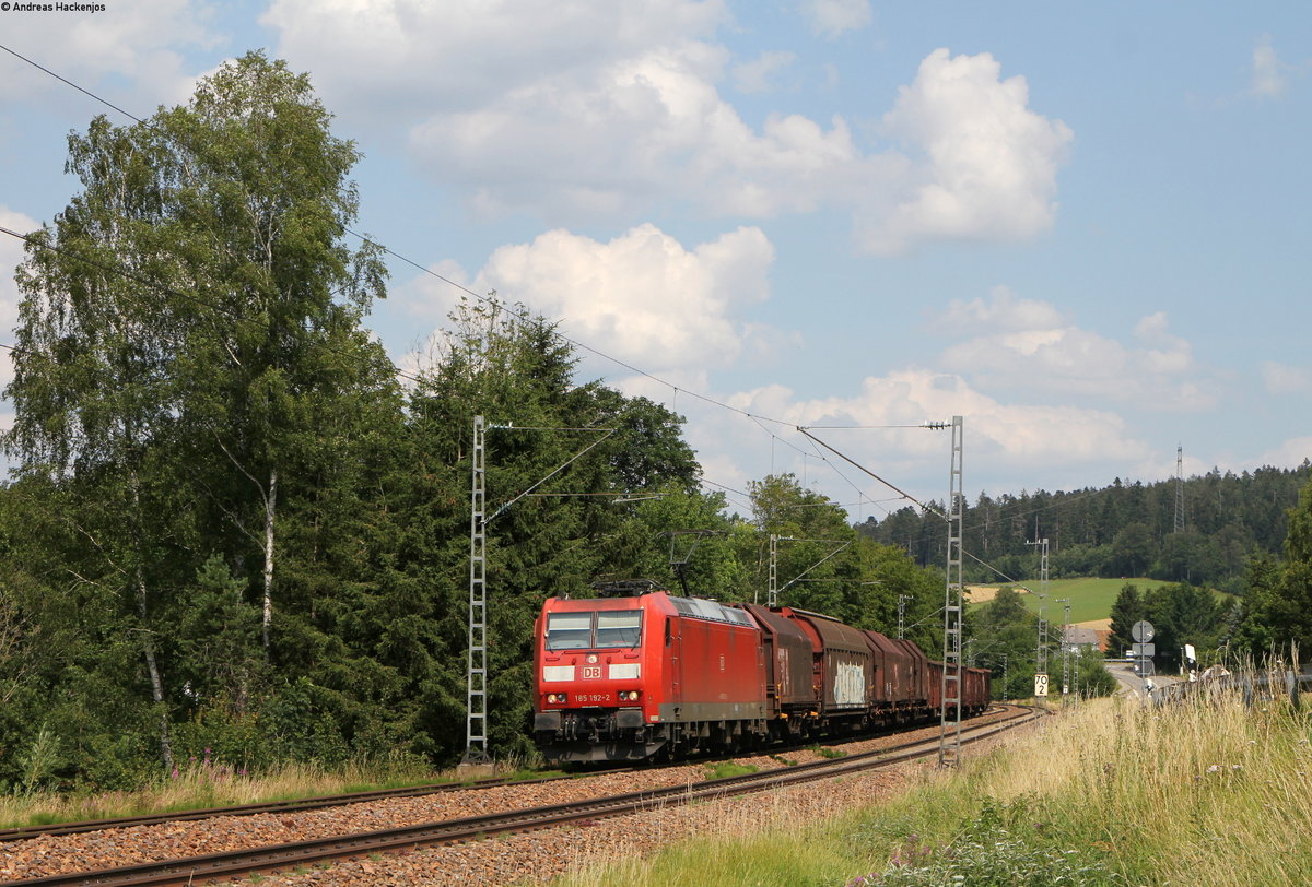 185 192-2 mit dem EZ 52054 (Villingen(Schwarzw)-Offenburg Gbf) bei St.Georgen 18.7.19