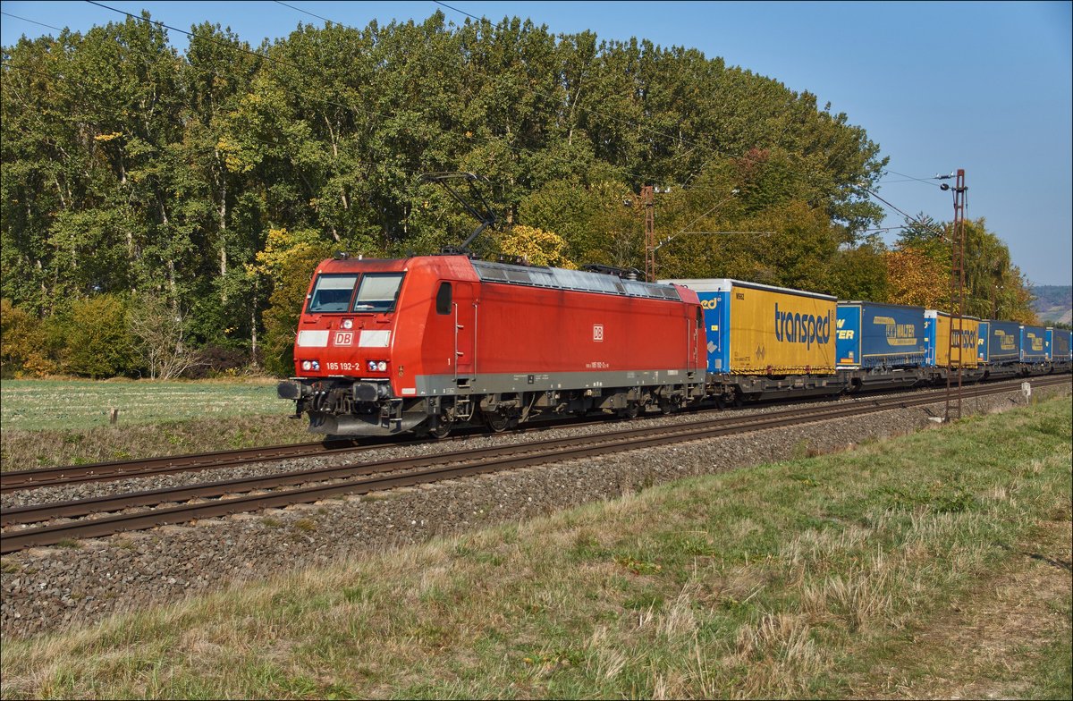 185 192-2 mit einen Aufliegerzug bei Himmelstadt am 10.10.2018 unterwegs.