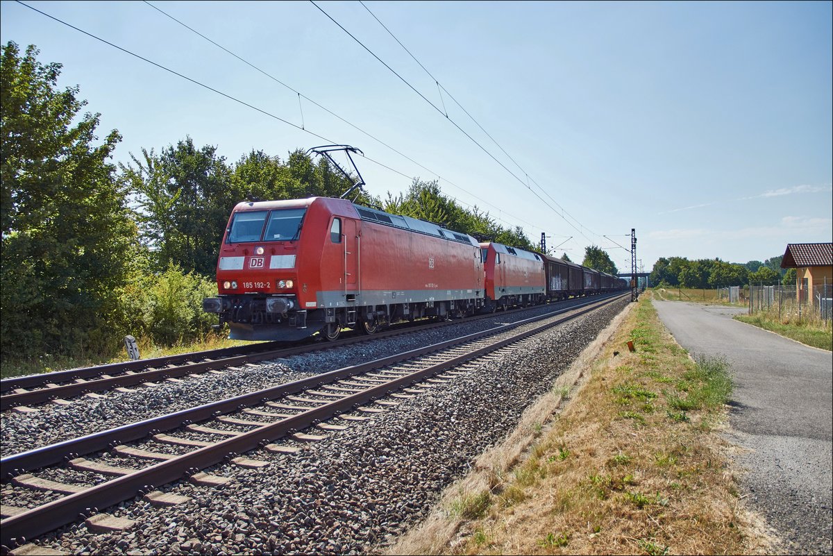 185 192-2 u.152 078-2 sind am 25.07.2018 mit einen gemischten Güterzug bei Thüngersheim unterwegs.