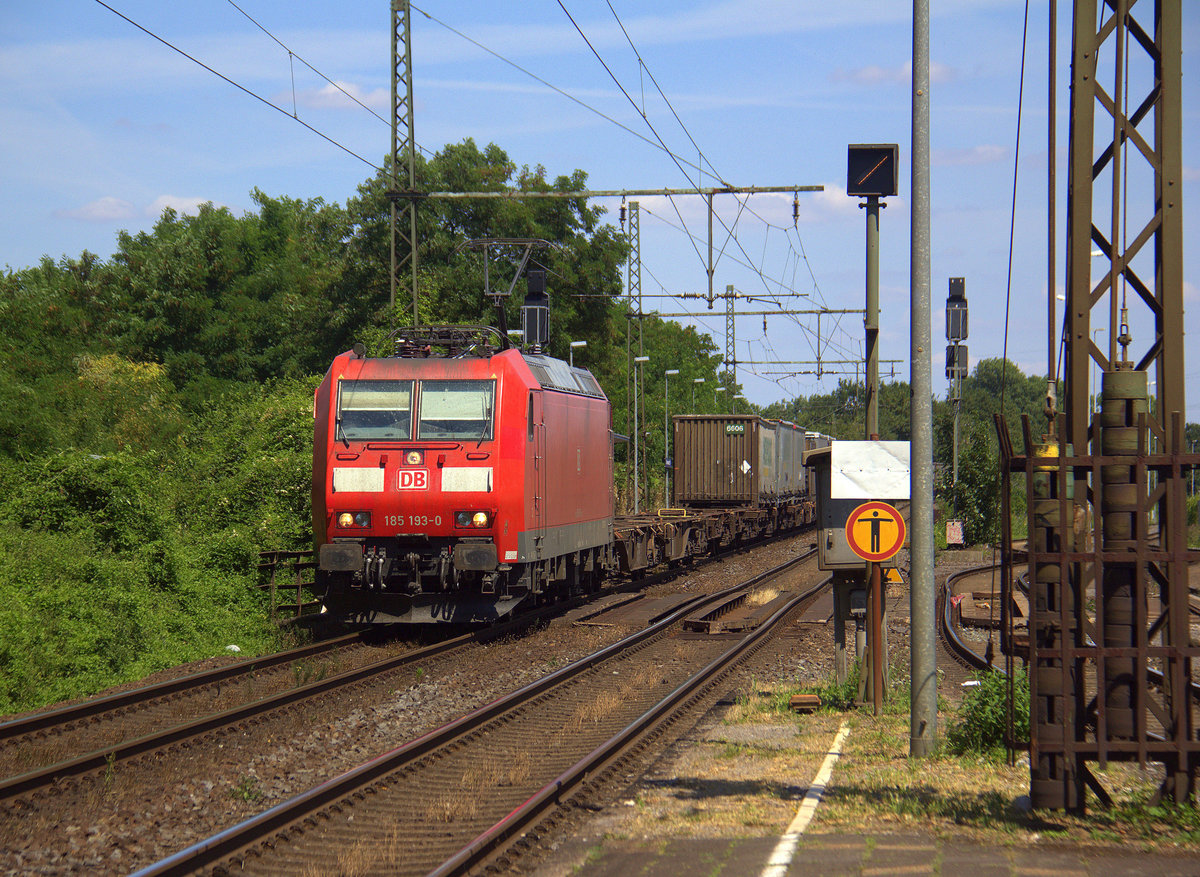 185 193-0 DB kommt als Umleiter mit einem LKW-Ambrogio-Zug aus Gallarate(I) nach Neuss-Gbf(D)  und kommt aus Richtung Duisburg-Hochfeld-Süd und fährt durch Duisburg-Rheinhausen-Ost in Richtung  Duisburg-Rheinhausen,Rheinhausen,Krefeld-Hohenbudberg-Chempark,Krefeld-Uerdingen,Krefeld-Linn,Krefeld-Oppum,Meerbusch,Neuss.
Aufgenommen vom Bahnsteig in Duisburg-Rheinhausen-Ost. 
Bei Sommerwetter am Nachmittag vom 7.7.2018.