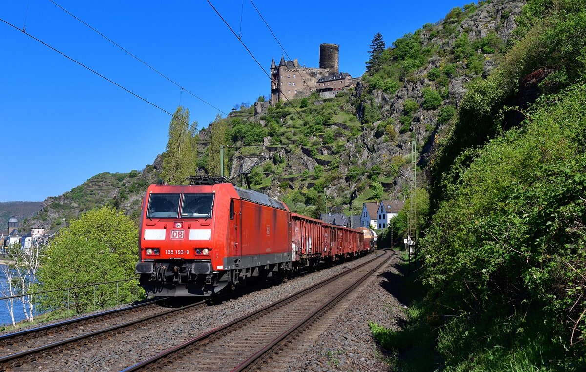 185 193 mit einem Güterzug am 20.04.2022 bei St. Goarshausen.