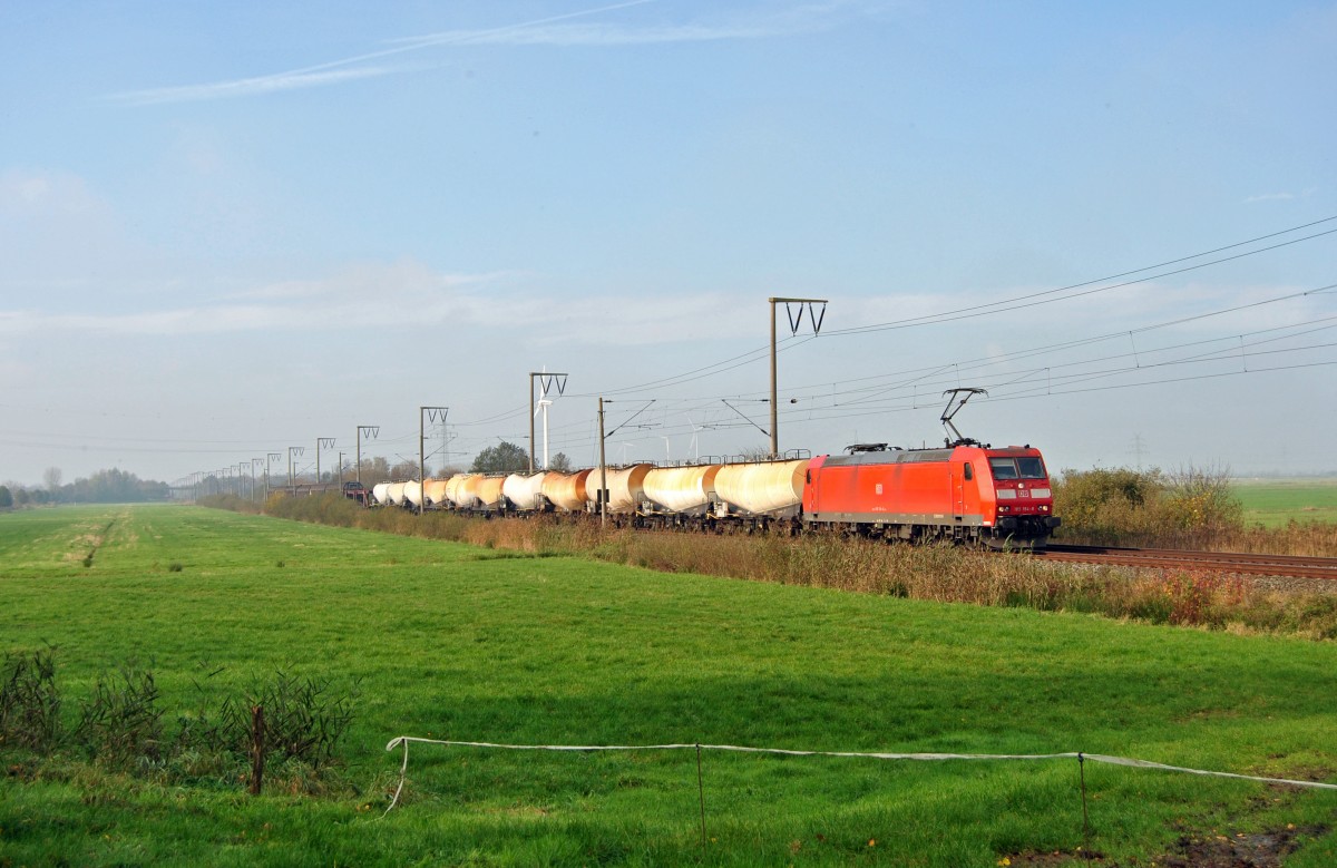 185 194-8 fuhr am 05.11.2014 mit einem Kesselzug von Emden nach Osnabrück, hier bei Petkum.