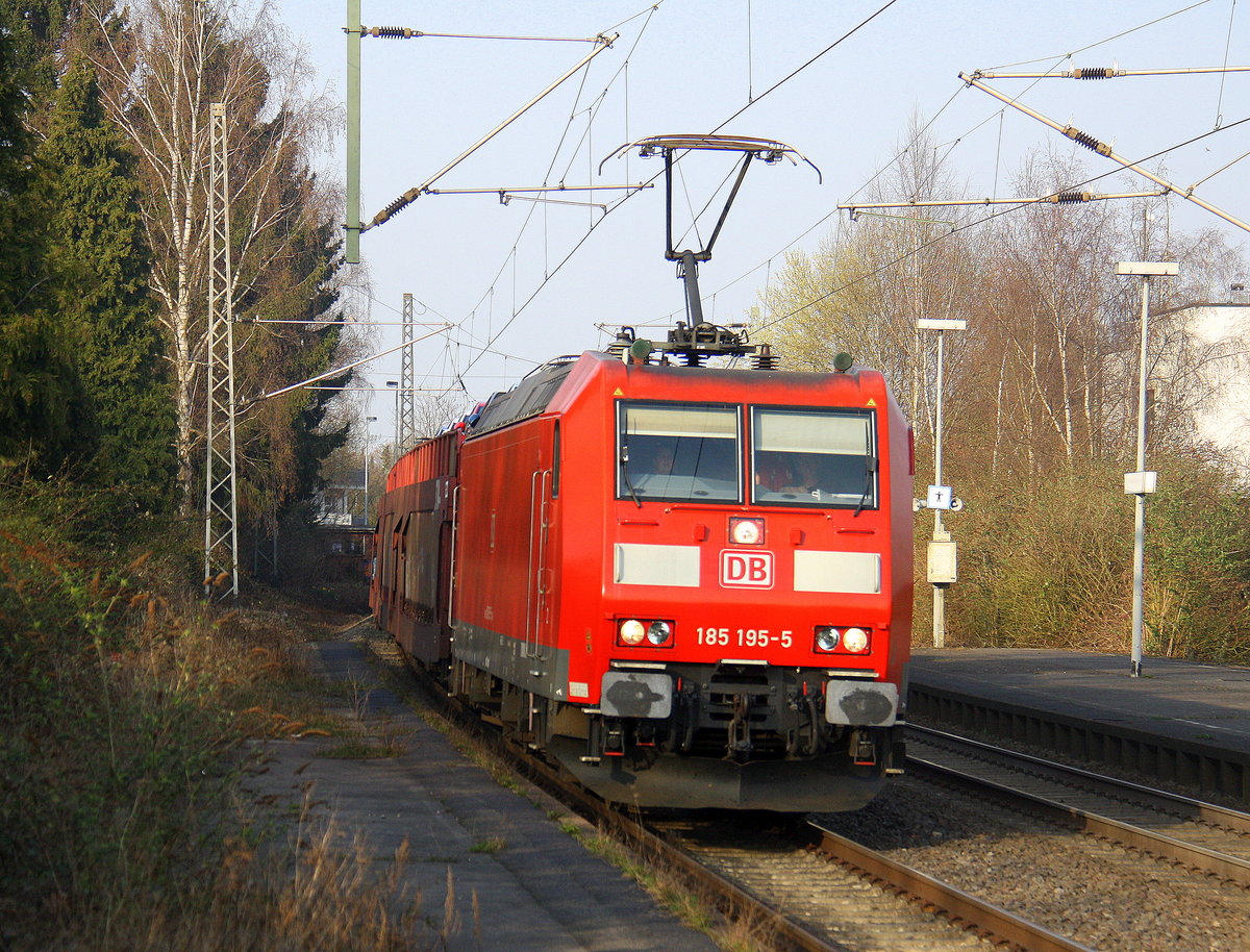 185 195-5 DB kommt aus Richtung Mönchengladbach-Hbf,Rheydt-Hbf,Wickrath,Beckrath,Herrath mit einem langen Toyota-Autozug aus Gliwice(PL) nach Zeebrugge(B) und fährt durch Erkelenz in Richtung Baal,Hückelhoven-Baal,Brachelen,Lindern,Süggerrath,Geilenkirchen,Frelenberg,Übach-Palenberg,Rimburg,Finkenrath,Hofstadt,Herzogenrath,Kohlscheid,Richterich,Laurensberg,Aachen-West. 
Aufgenommen vom Bahnsteig 1 in Erkelenz. 
Bei schönem Sonnenschein am Nachmittag vom 16.3.2017.
Und das ist mein 6900tes Bahnbild bei http://WWW.Bahnbilder de.