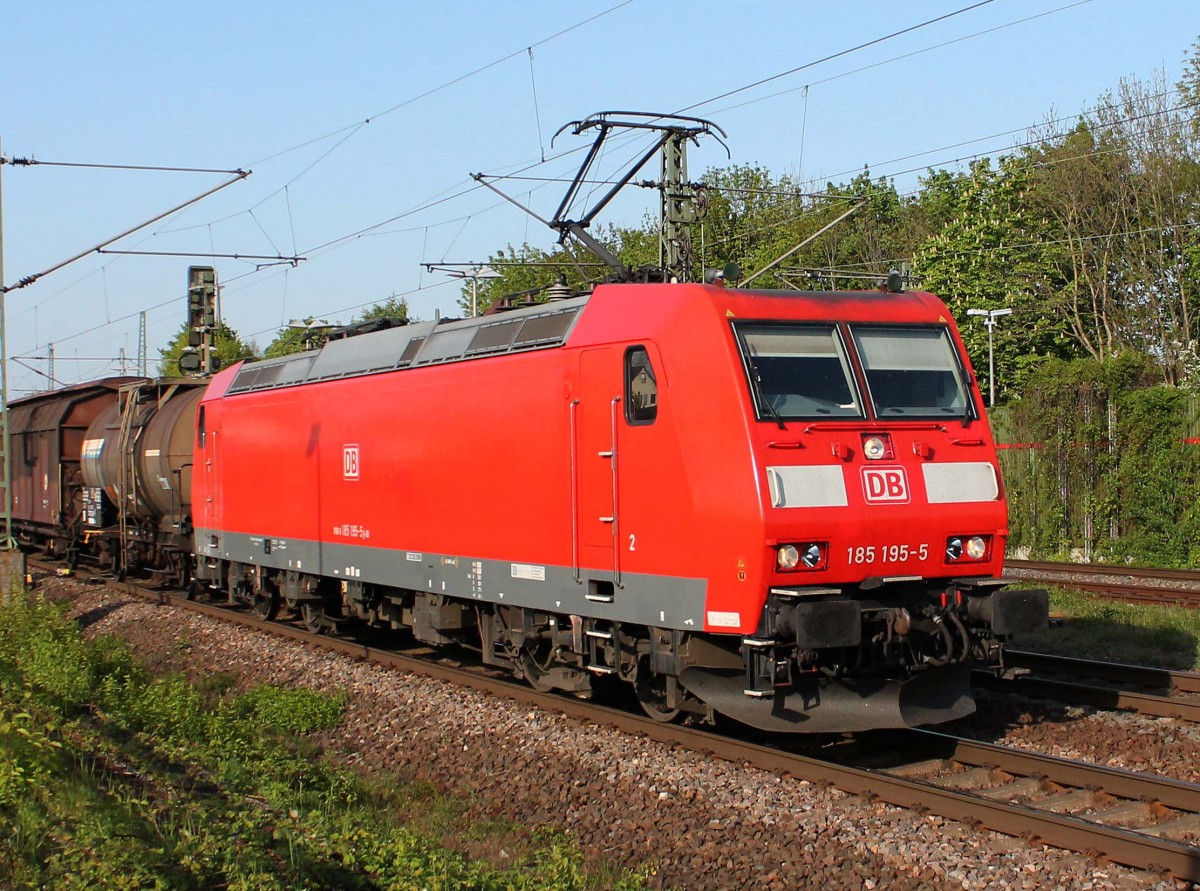 185 195-5 durchfährt am 24.04.2015 mit einem gemischtem Güterzug den Bahnhof Riedstadt-Goddelau