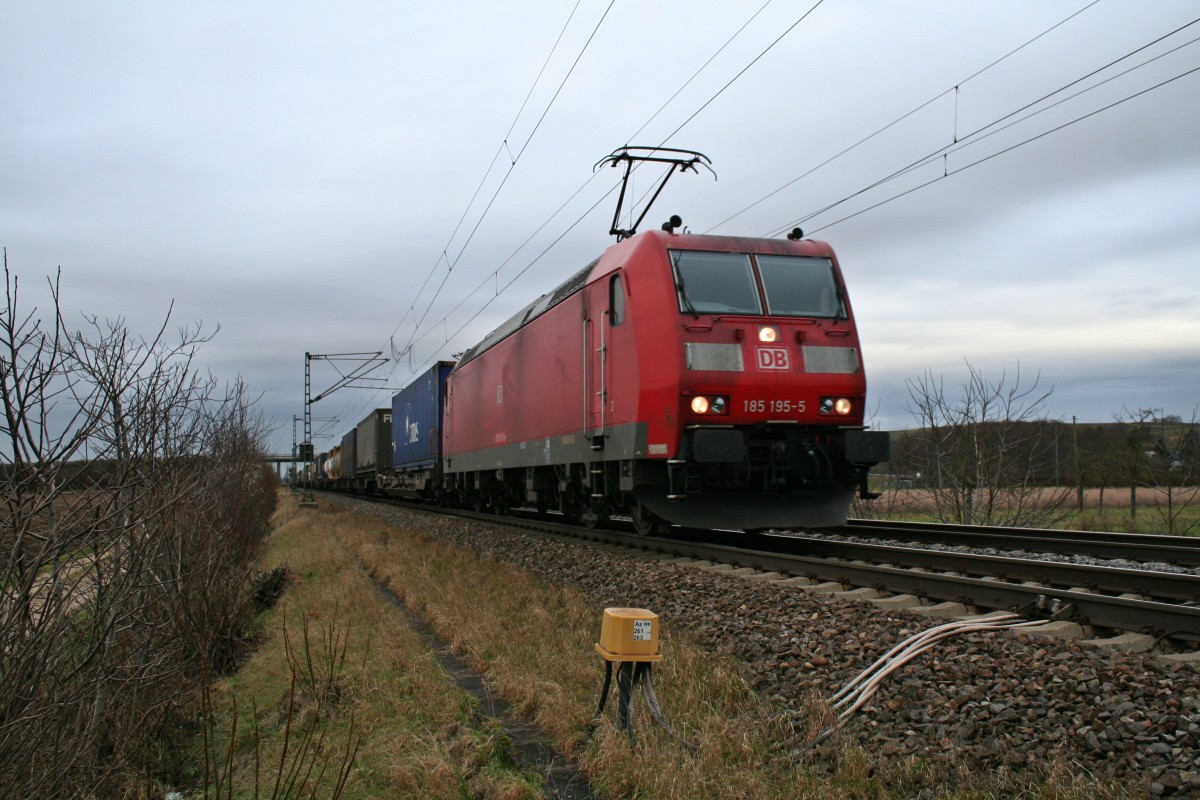 185 195-5 mit einem KLV-Zug gen Sden am Nachmittag des 03.01.13 bei Hgelheim.