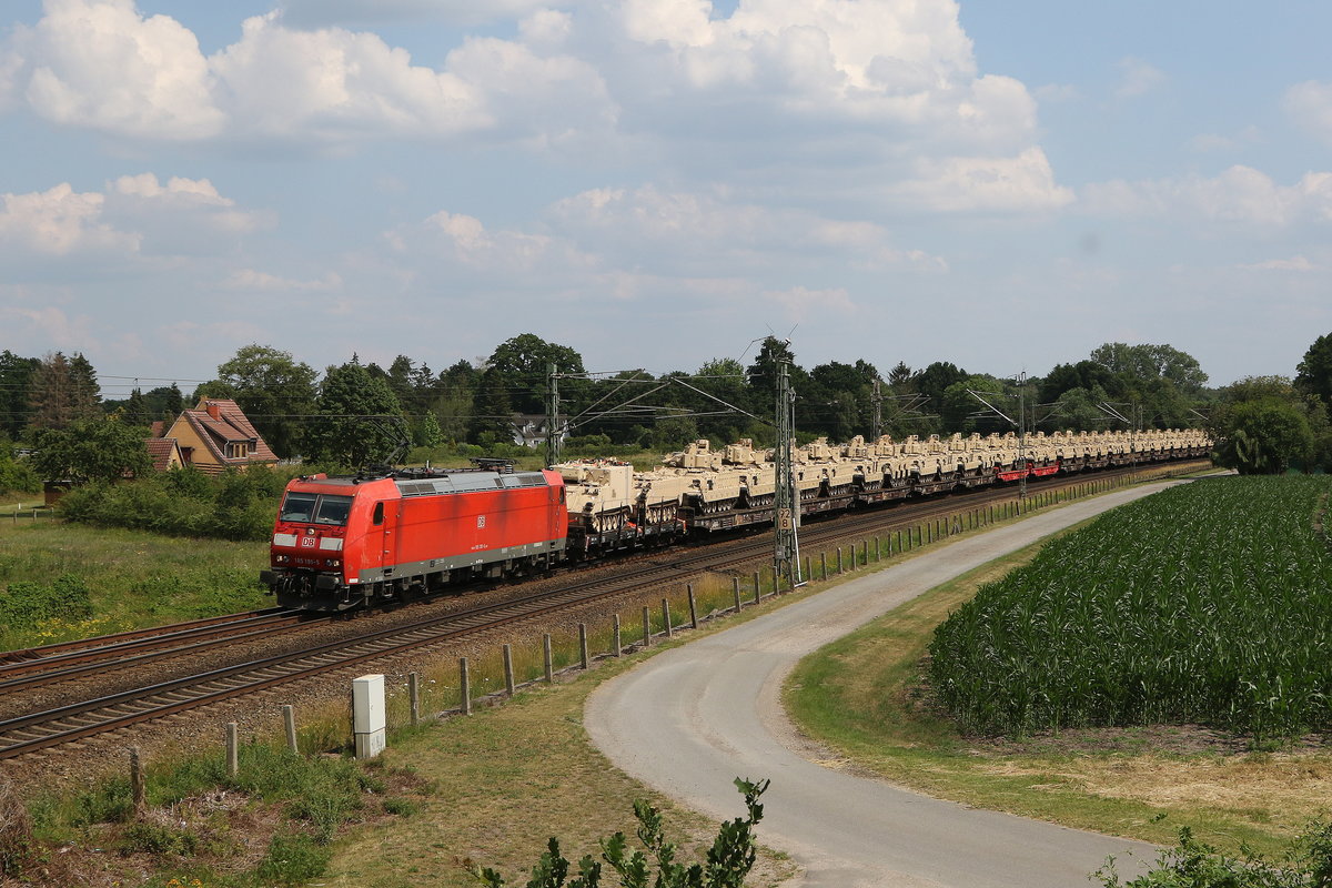 185 195 mit einem Militärzug am 26. Juni 2020 bei Langwedel.