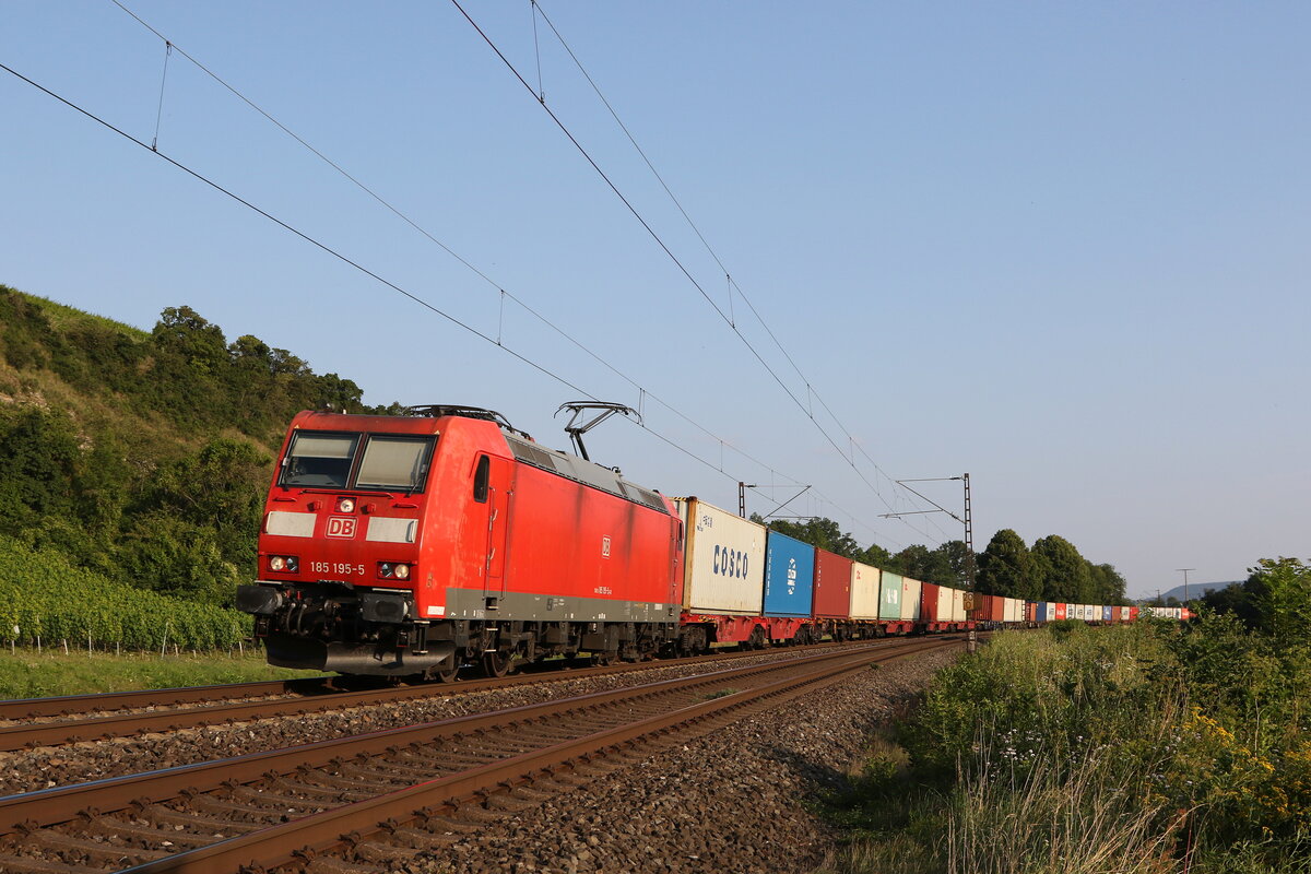 185 195 war am 23. Juli 2021 mit einem  KLV  bei Himmelstadt am Main in Richtung Gemünden unterwegs.