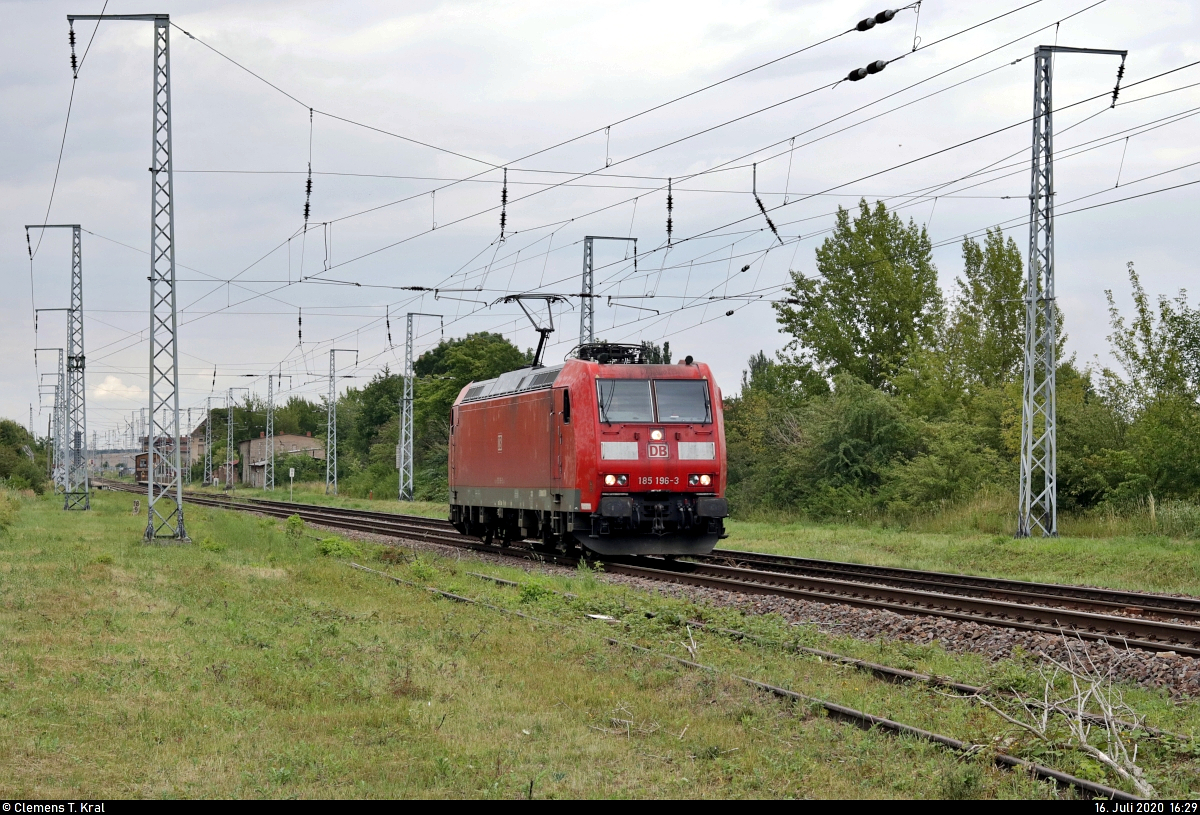 185 196-3 DB als Tfzf fährt in Teutschenthal, Dömikenweg, auf der Bahnstrecke Halle–Hann. Münden (KBS 590) Richtung Sangerhausen.
[16.7.2020 | 16:29 Uhr]
