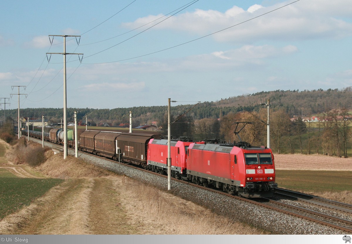 185 196-3 vor einer abgebügelten weiteren 185 zieht einen gemischten Güterzug Richtung Nürnberg. Die Aufnahme entstand am 12. März 2015 kurz vor Neustadt an der Aisch.