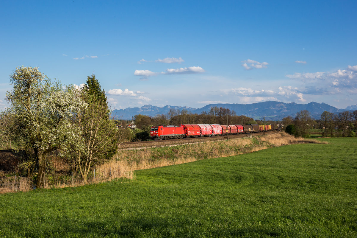 185 197 fuhr am 10. April 2017 mit der Übergabe von Rosenheim nach München Nord, hier aufgenommen bei Rann.