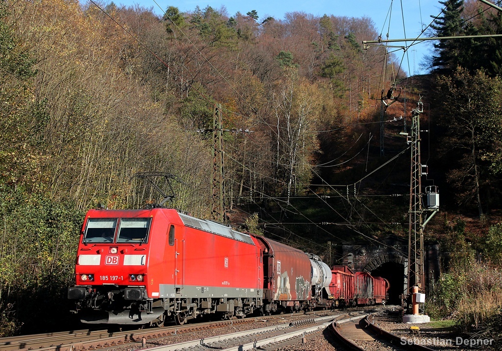 185 197 mit einem gemischten Gterzug am 31.10.13 beim Verlassen des Schwarzkopftunnels