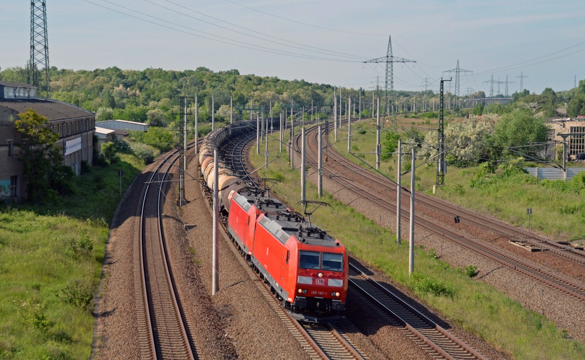 185 197 zog zusammen mit einer Schwesterlok am 25.05.14 einen Kesselwagenzug durch Bitterfeld Richtung Wittenberg.