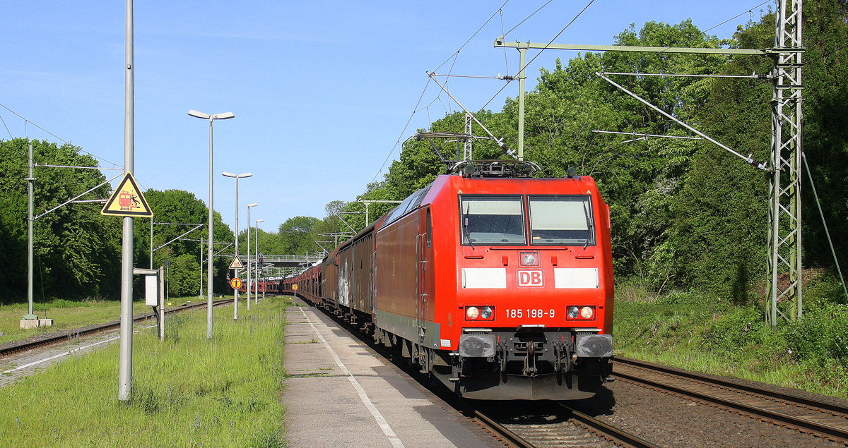 185 198-9 DB kommt mit einem Audi-VW-Zug aus Osnabrück nach Kortenberg-Goederen(B)und kommt aus Richtung Mönchengladbach-Hbf,Rheydt-Hbf,Wickrath,Beckrath,Herrath,Erkelenz,Baal,Hückelhoven-Baal,Brachelen und fährt durch Lindern in Richtung Süggerath,Geilenkirchen,Frelenberg,Zweibrüggen,Übach-Palenberg,Rimburg,Finkenrath,Hofstadt,Herzogenrath, Kohlscheid,Richterich,Laurensberg,Aachen-West. 
Aufgenommen vom Bahnsteig 2 in Lindern.   
Bei schönem Sonnenschein am Nachmittag vom 15.5.2017.
