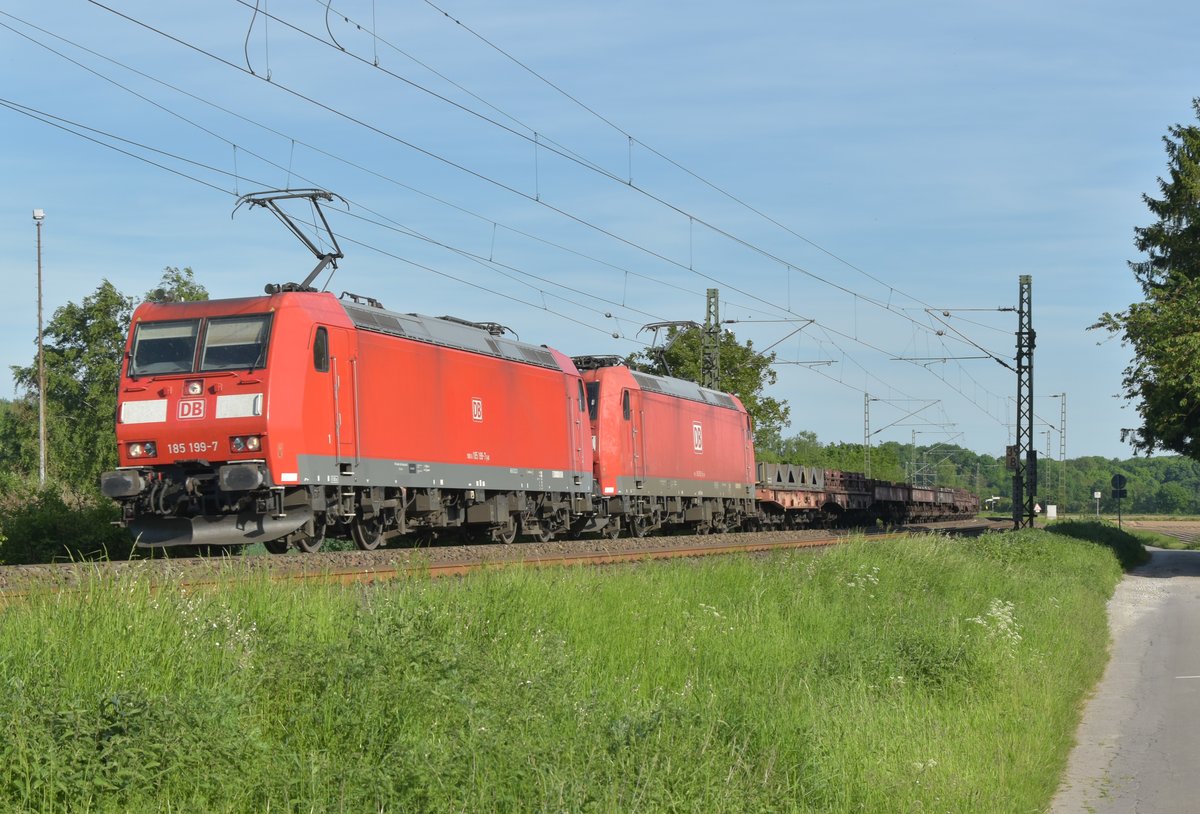 185 199-7 und 185 152-8 kommen aus Richtung Neuss mit einem leeren Coilträgerzug gen Krefeld gefahren. 17.5.2017