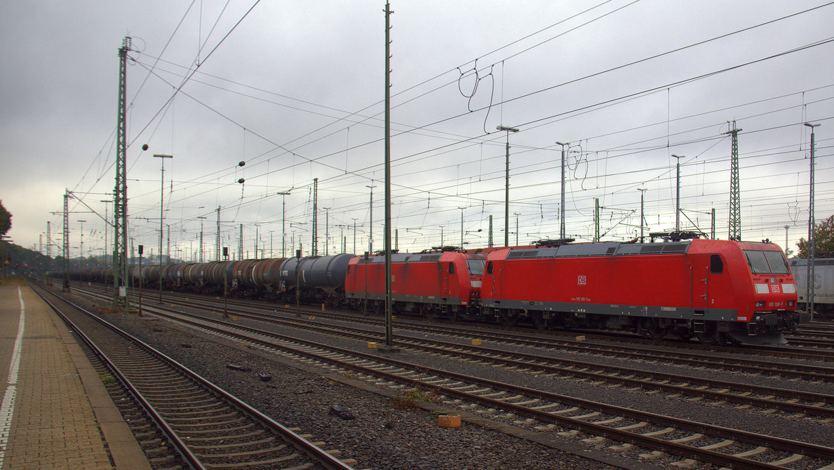 185 199-7 und eine 185er beide von DB  stehen in Aachen-West mit einem langen Ölzug aus Antwerpen-Petrol(B) nach Basel(CH) und wartet auf die Abfahrt nach Köln. 
Aufgenommen vom Bahnsteig in Aachen-West. 
Bei Wolken am Nachmittag vom 2.10.2018.