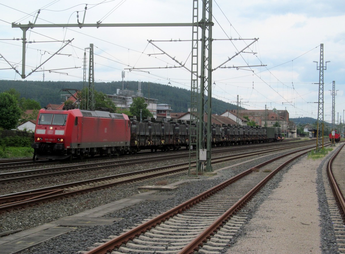 185 199-7 steht am 31. Mai 2014 mit einem Militärzug im Bahnhof Kronach.