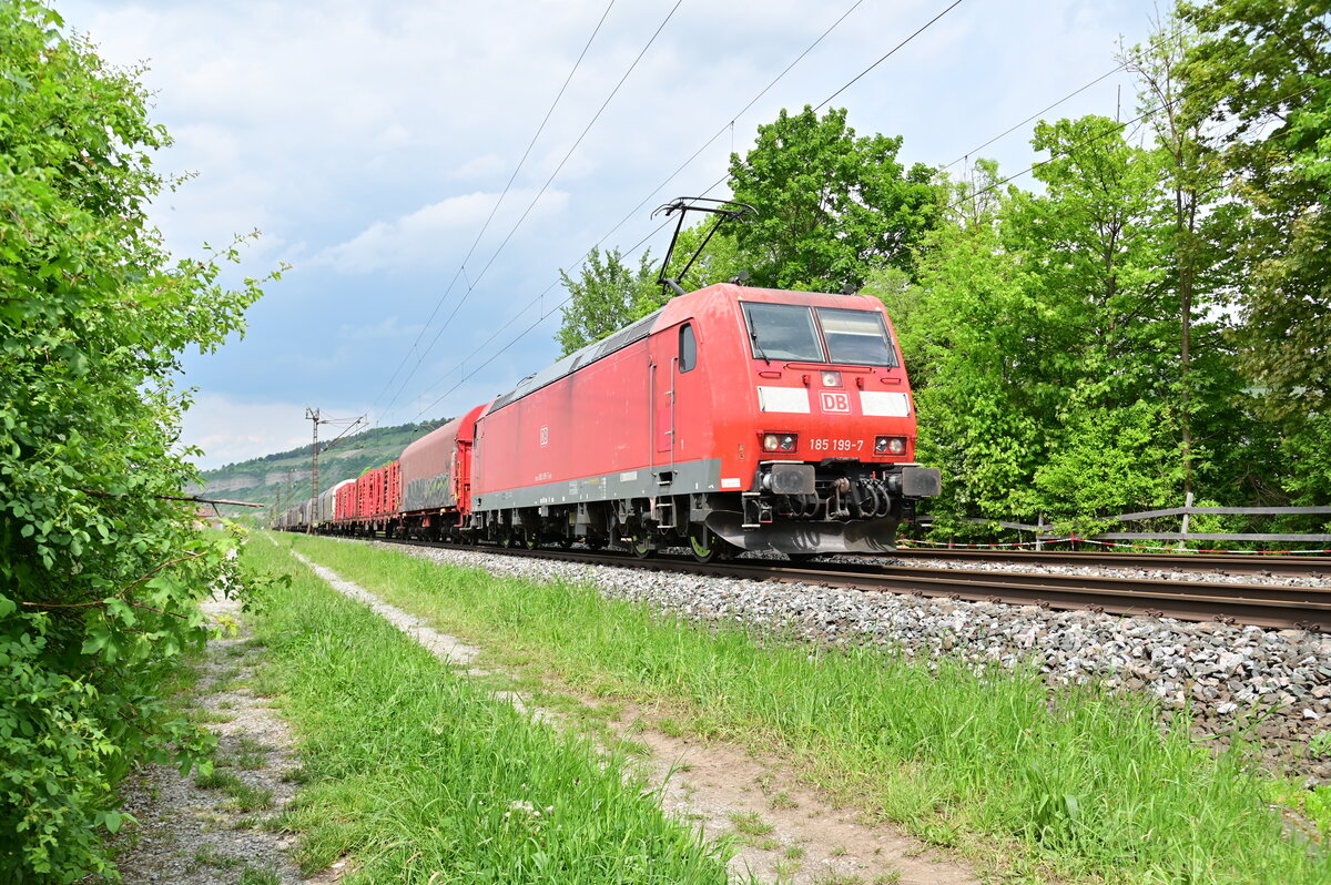 185 199 mit einem Frachtenzug am Haken, ist hier in Thüngersheim am 10.5.2022 auf die Speicherkarte gebannt worden als sie in Richtung Würzburg fuhr.