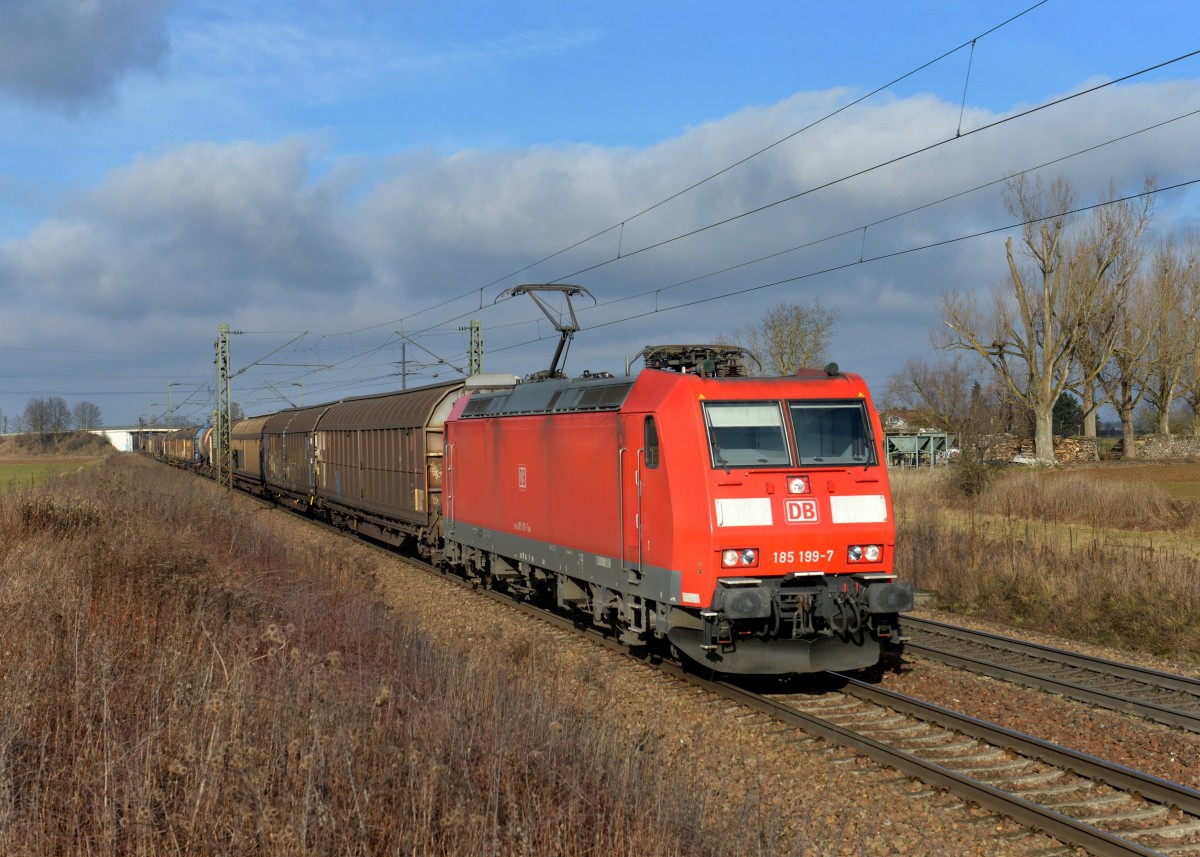 185 199 mit einem G�terzug am 12.01.2014 bei Plattling.