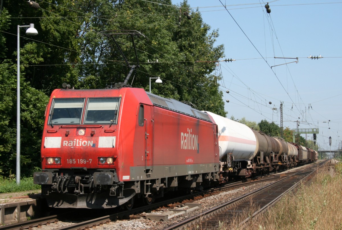 185 199 mit Gterzug Richtung Freiburg am 19.08.2009 in Kenzingen