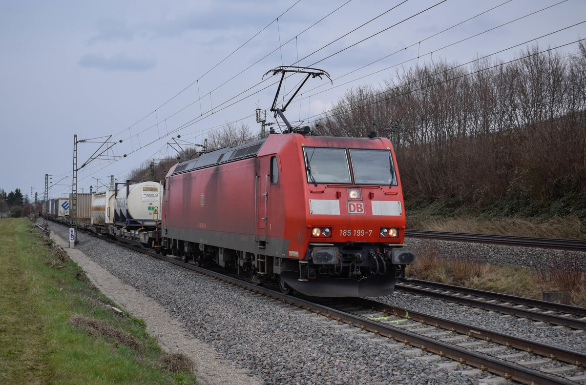 185 199 war am 27.03.2018 mit einem KLV von Köln nach Gallarate unterwegs, hier am Abzweig Leutersberg.